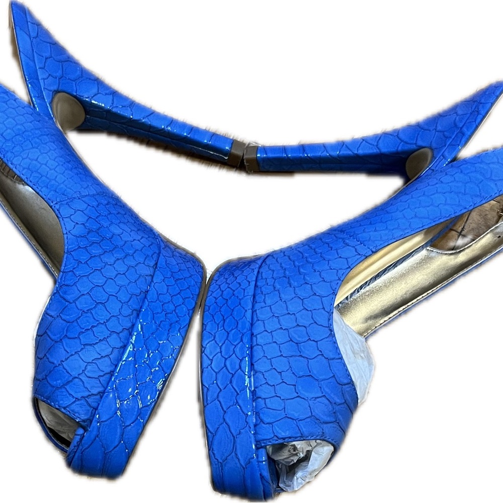 Woman’s Guess platforms blue with gold stripes pre loved LIKE NEW🔥🔥🔥
